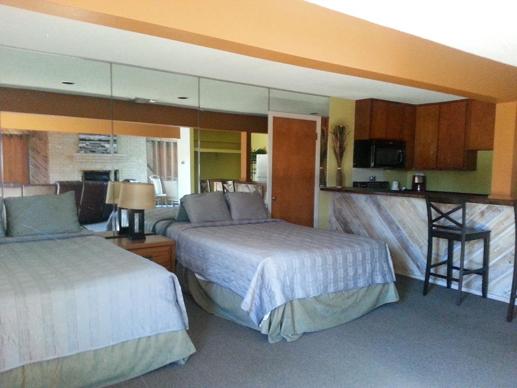 Lodge At Turkey Cove Canyon Lake Room photo